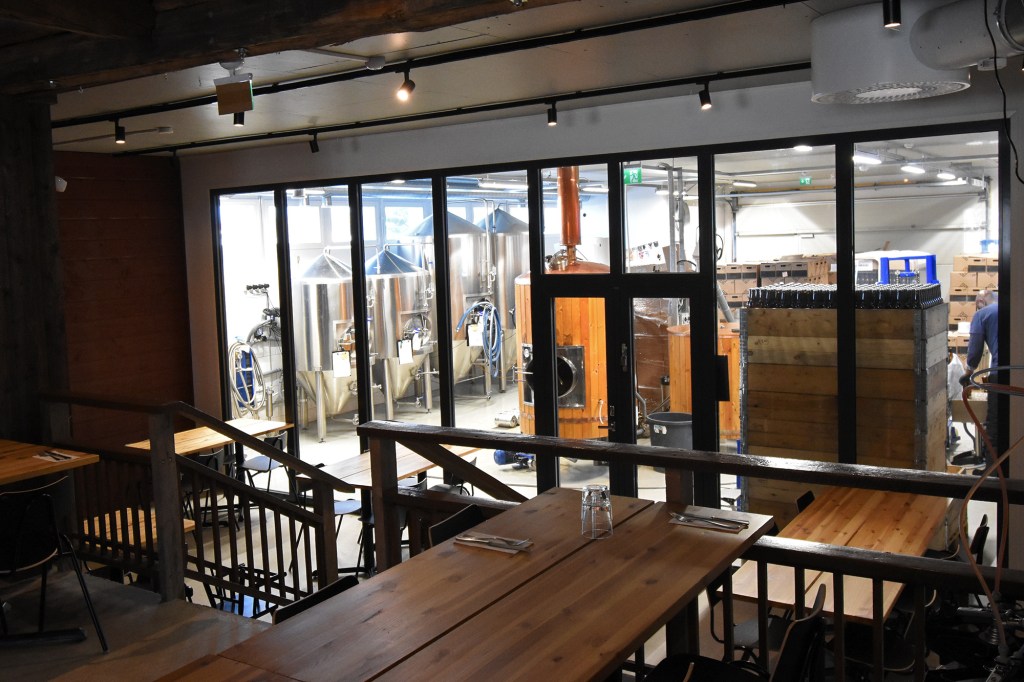 Haapala BnB:n ravintola ja panimo ikkunan takaa