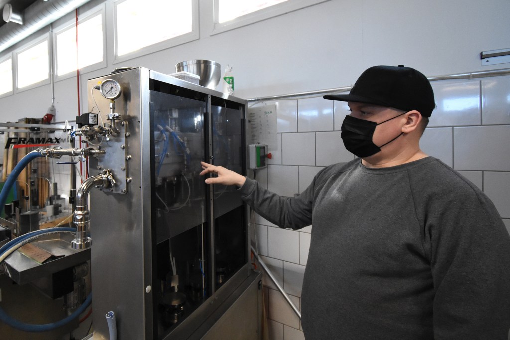 Haapalan Juho esittelee pullotuskonetta