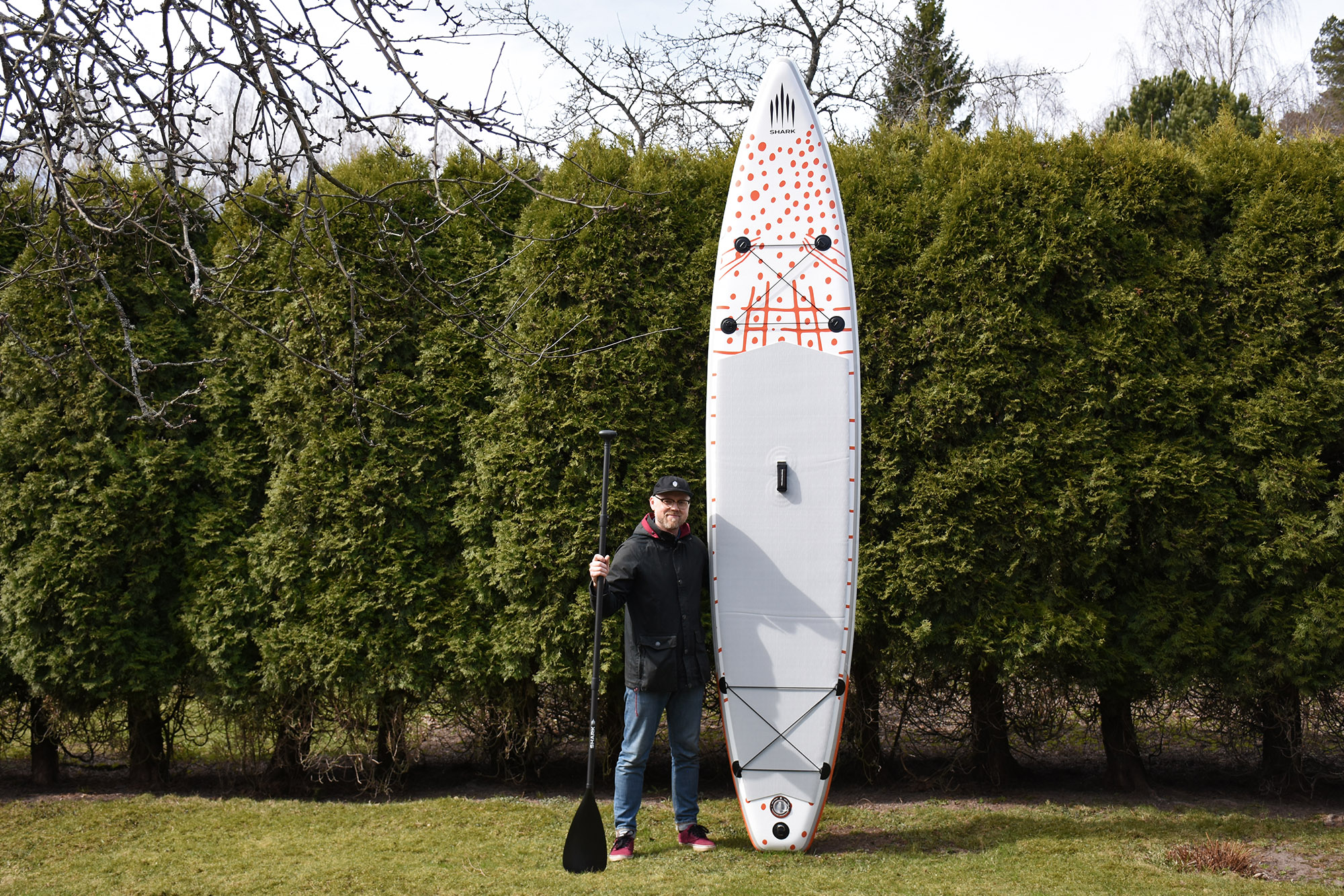 Shark SUP -laudan vieressä