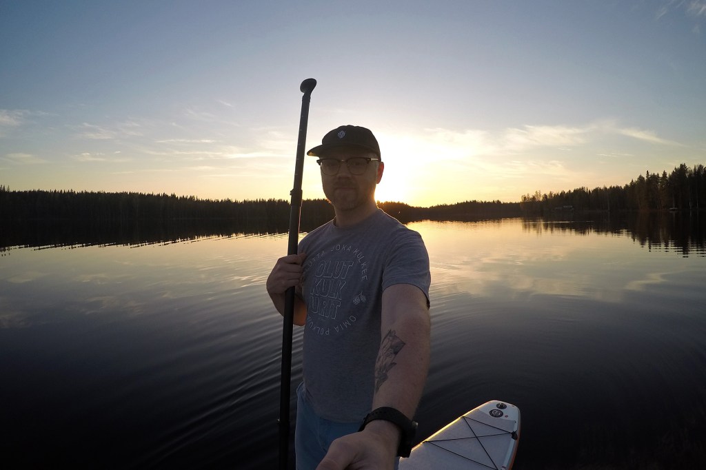 SUP-selfie toukokuisessa ilta-auringossa