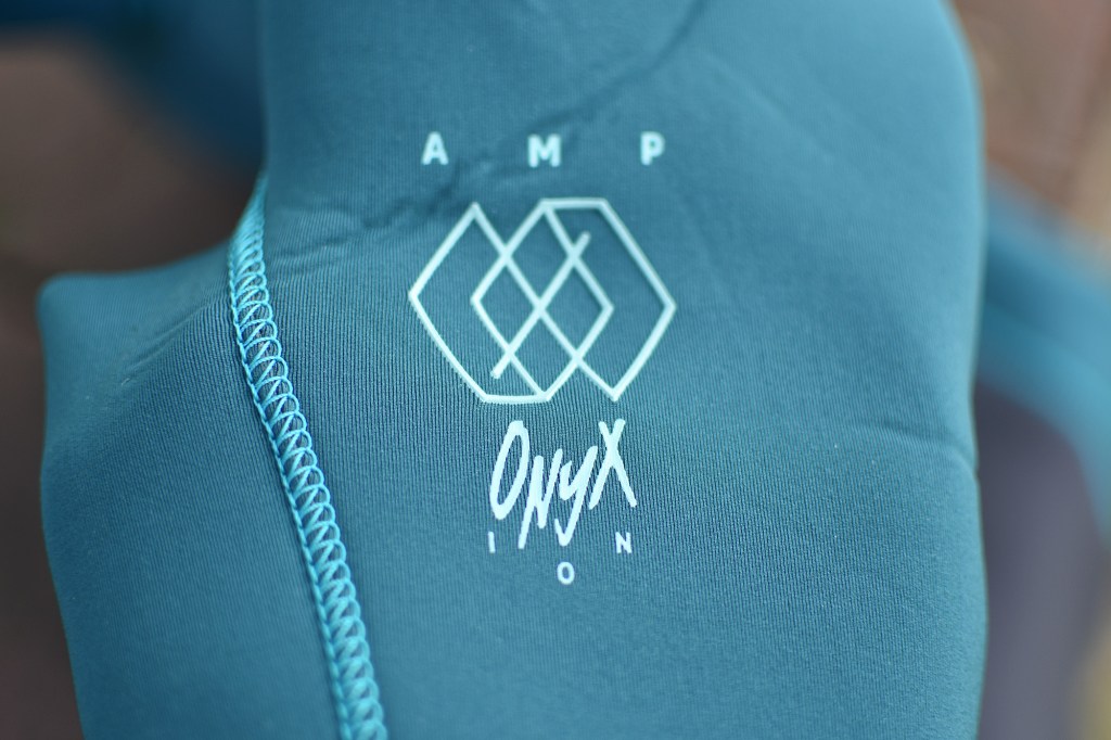 ION Onyx Amp Steamer -märkäpuvun hihan logot