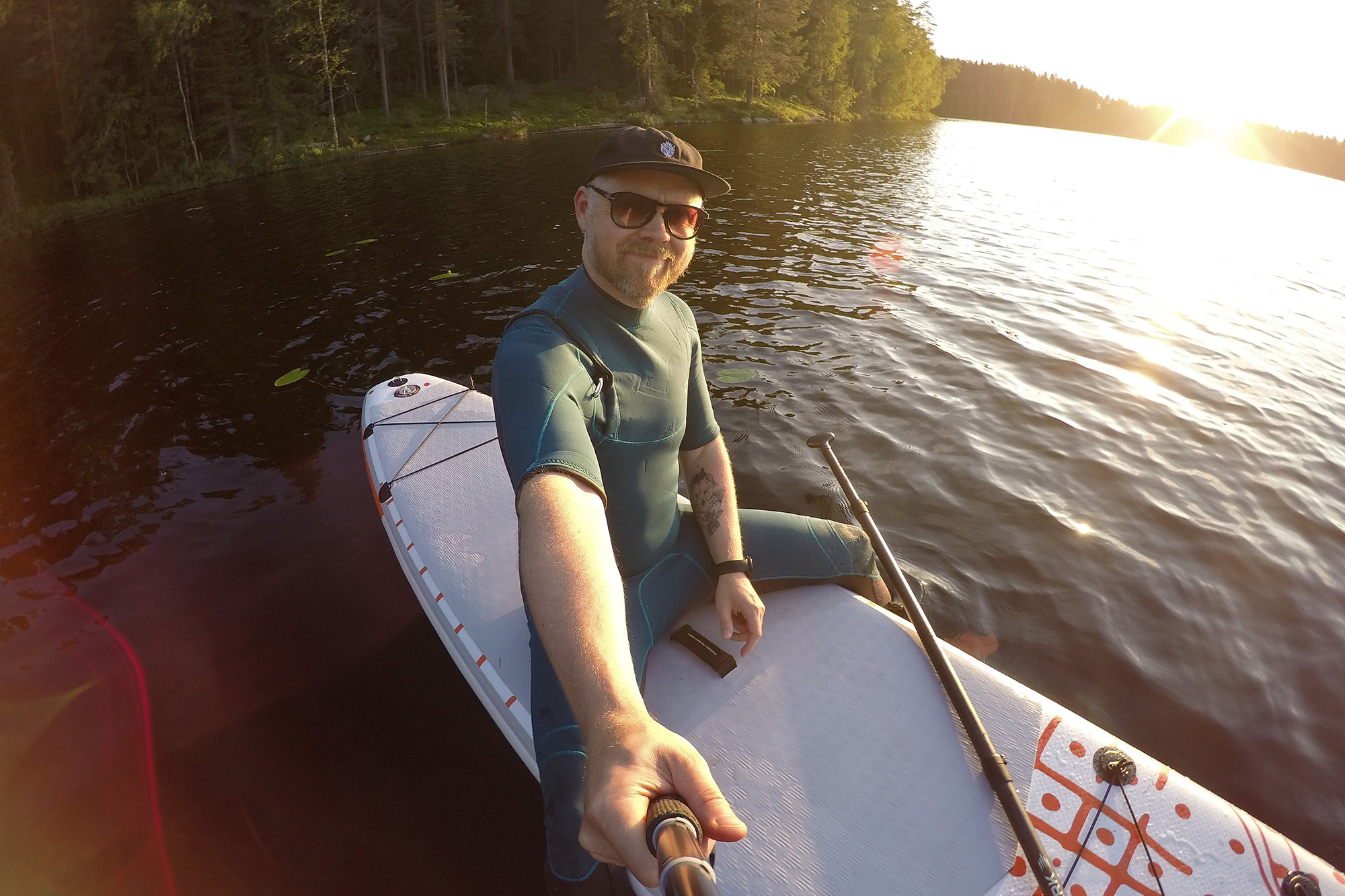 SUP-selfie märkäpuvussa