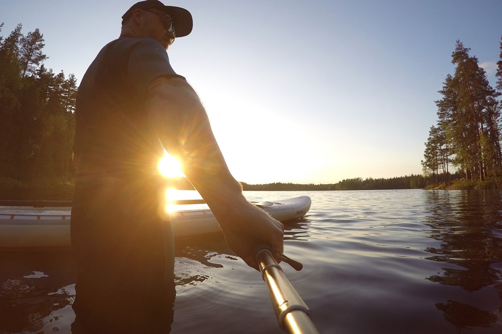 Märkäpuvun testausta SUP-laudan vieressä