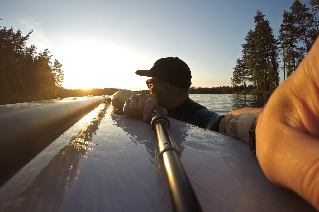 Auringonlaskun ihailua märkäpuku päällä
