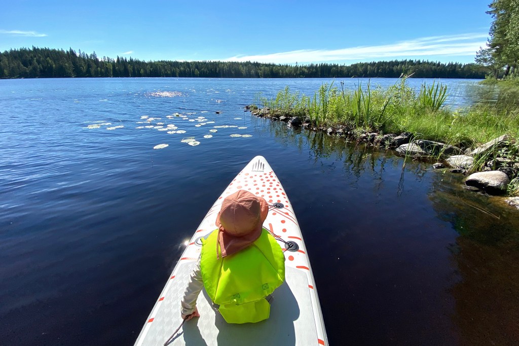 Suppailemassa tyttären kanssa mökkirannassa