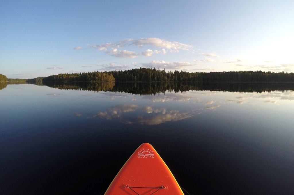 Ulappa Tyyni -SUP-lauta peilityynellä järvellä