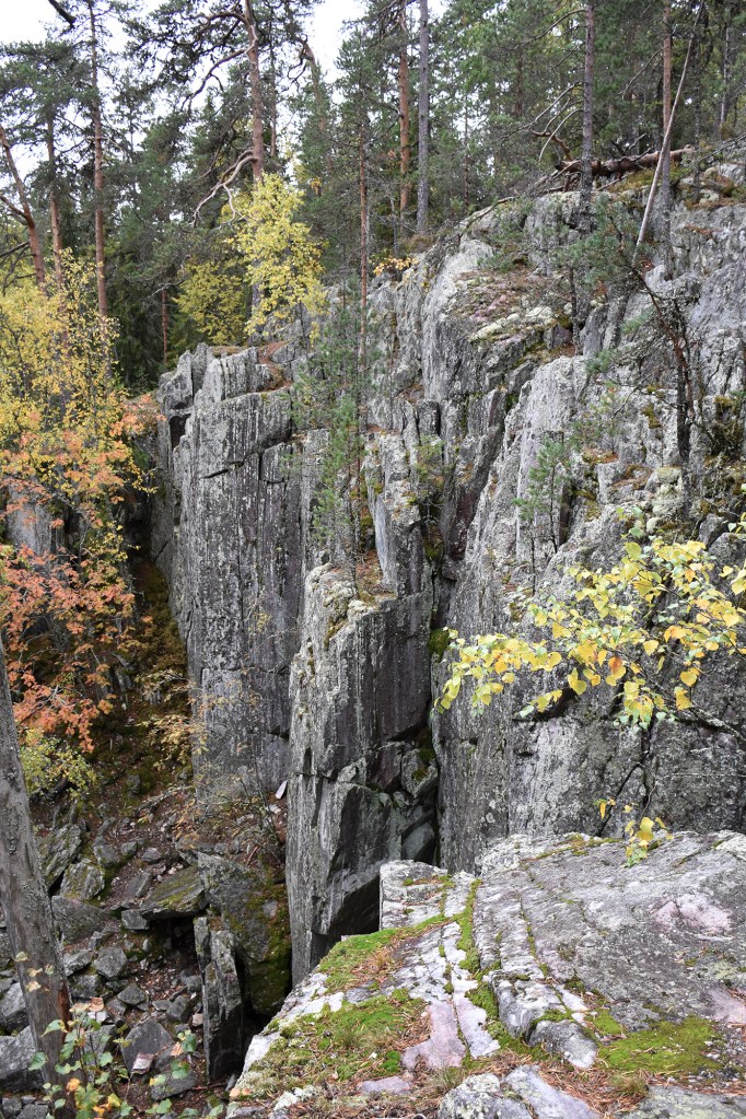 Pirunpesän jyrkkiä kallioseinämiä