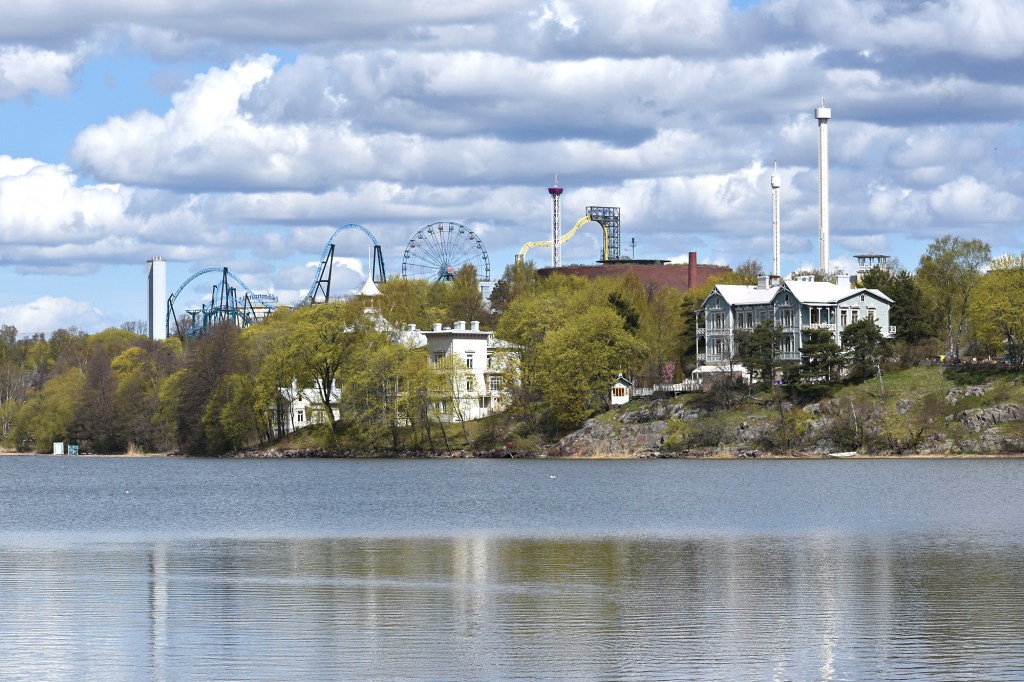 Linnanmäki toukokuussa Töölonlahdelta