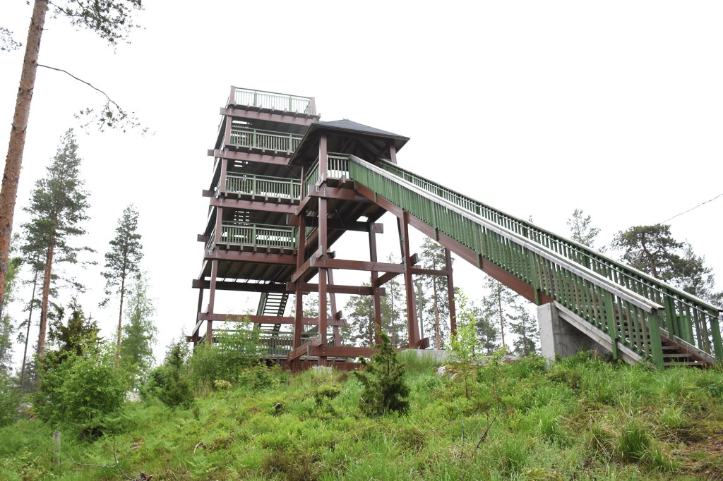 Portaat Pikku-Tuomaksen huipulle ja Iso-Tuomas taustalla