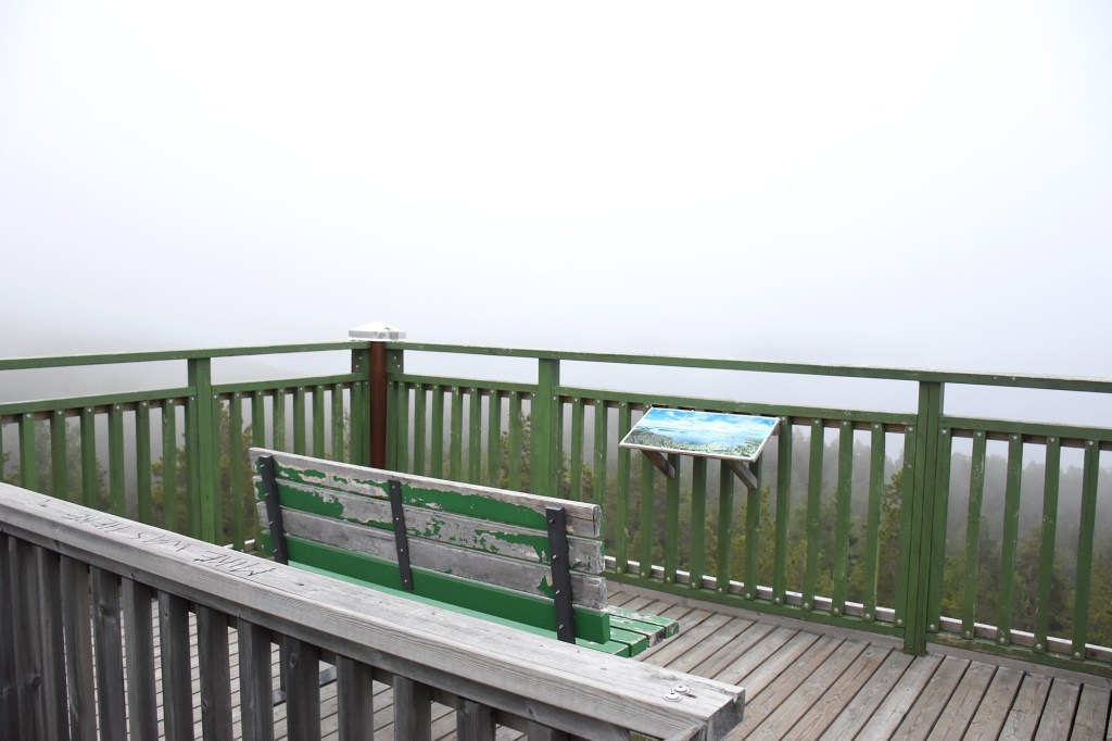 Näköalatasanne Iso-Tuomaan huipulla