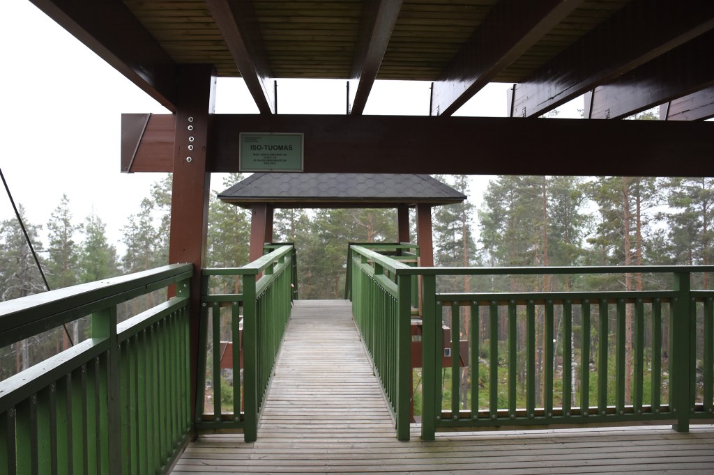 Tuomastornit yhdistävä tasanne