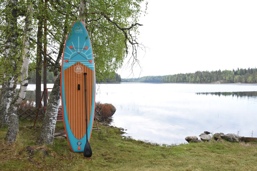 Ulappa Fusion Tuuli -SUP-lauta mökillä