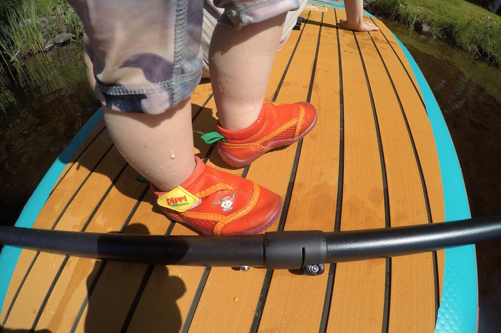 1-vuotias harjoittelee SUP-laudan päällä kävelyä