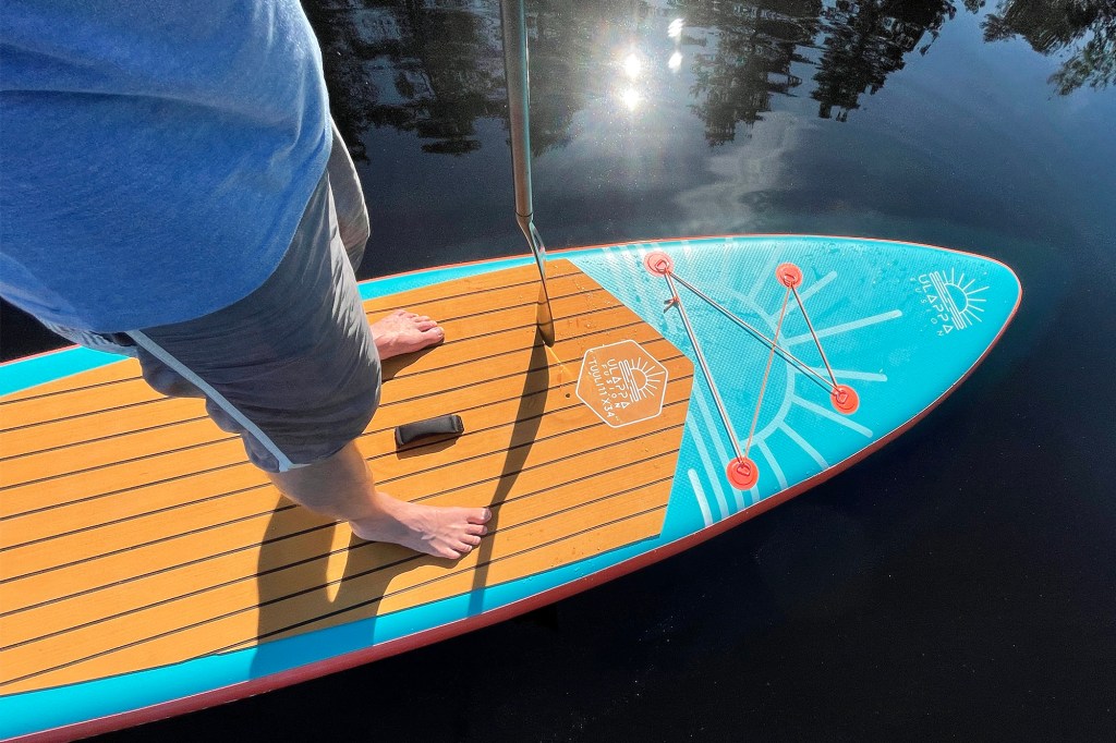 Helteinen suppailu mökkijärvellä