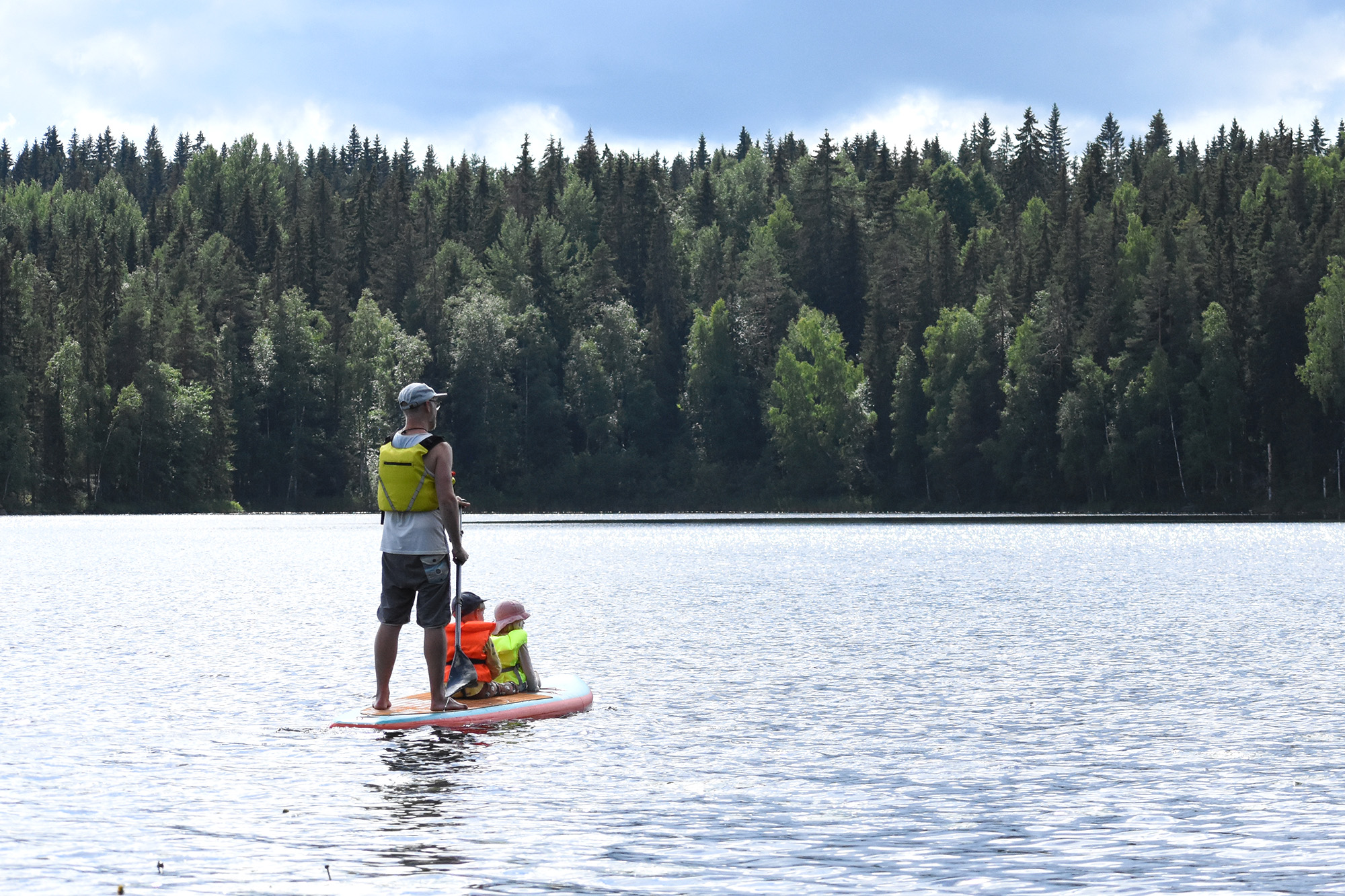 Kaksi lasta mukana sup-laudalla