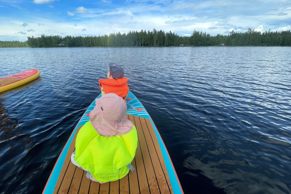 Selma ja Samuel SUP-laudalla