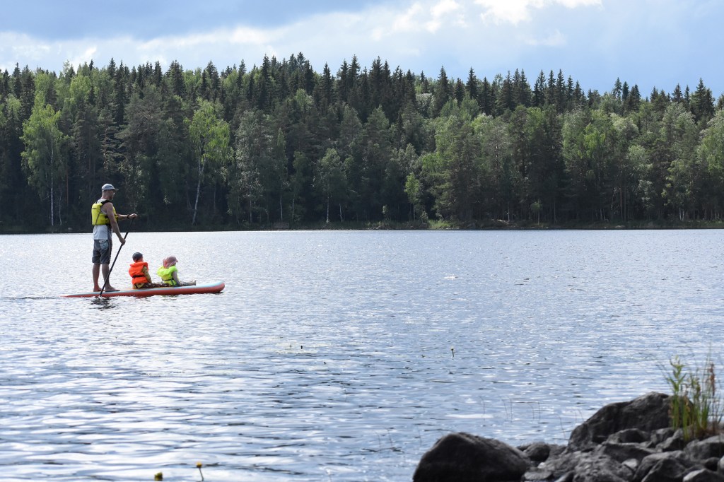 Suppailua kahden lapsen kanssa samalla laudalla