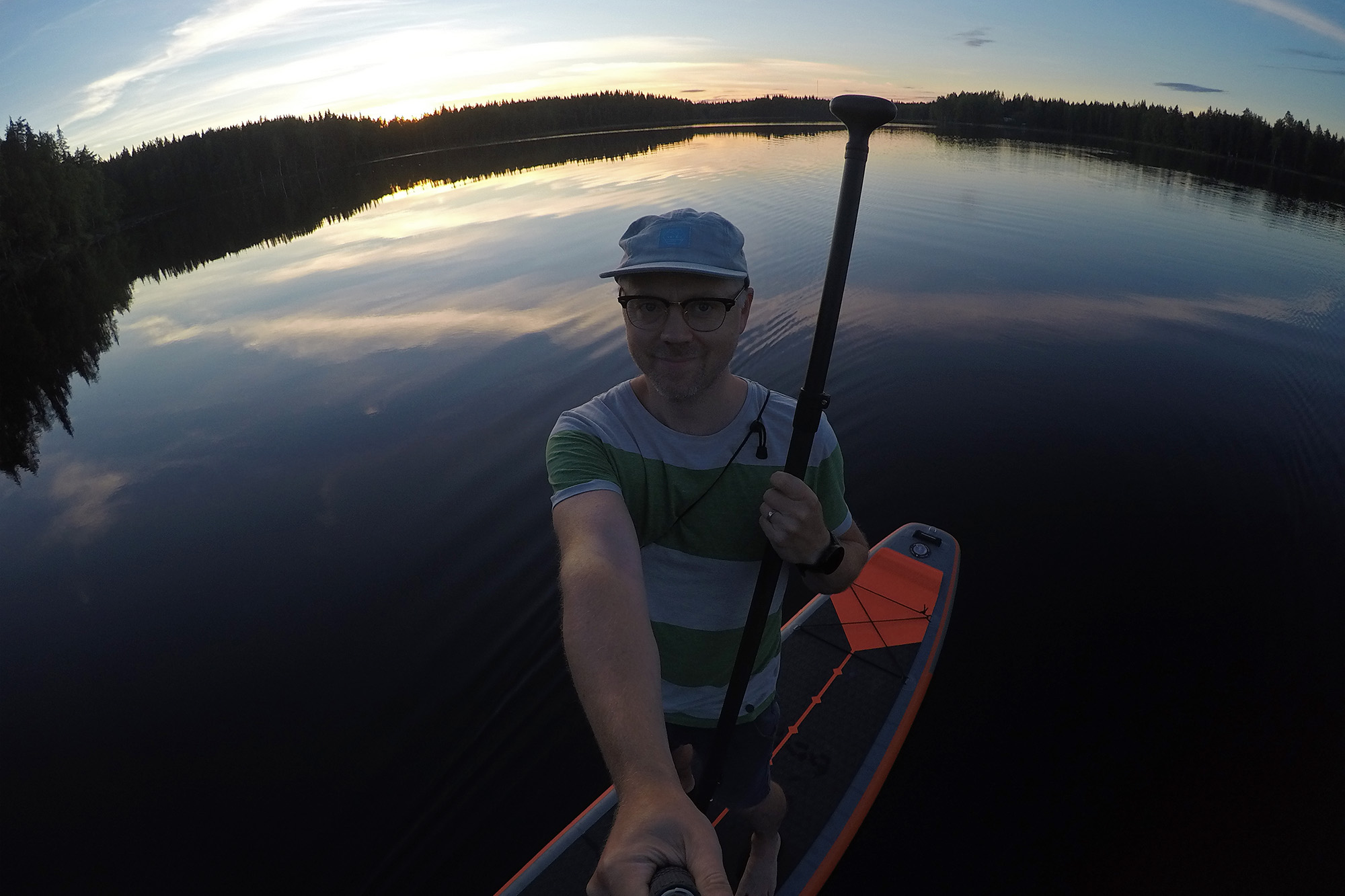 SUP-selfie auringonlaskun aikaan tyynellä järvellä