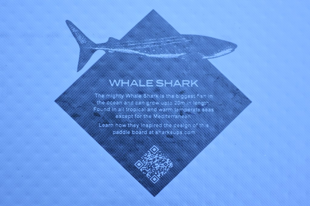 Shark SUP Performance Touring ja pohjan whale shark -teksti