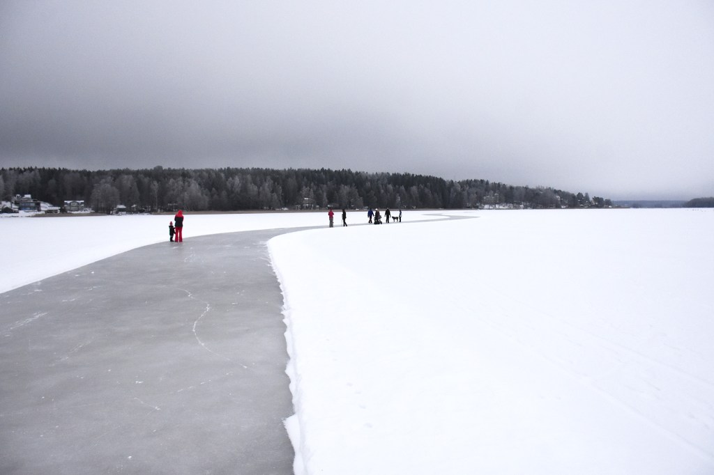 Haikkoonselän jäätiellä kävelyllä