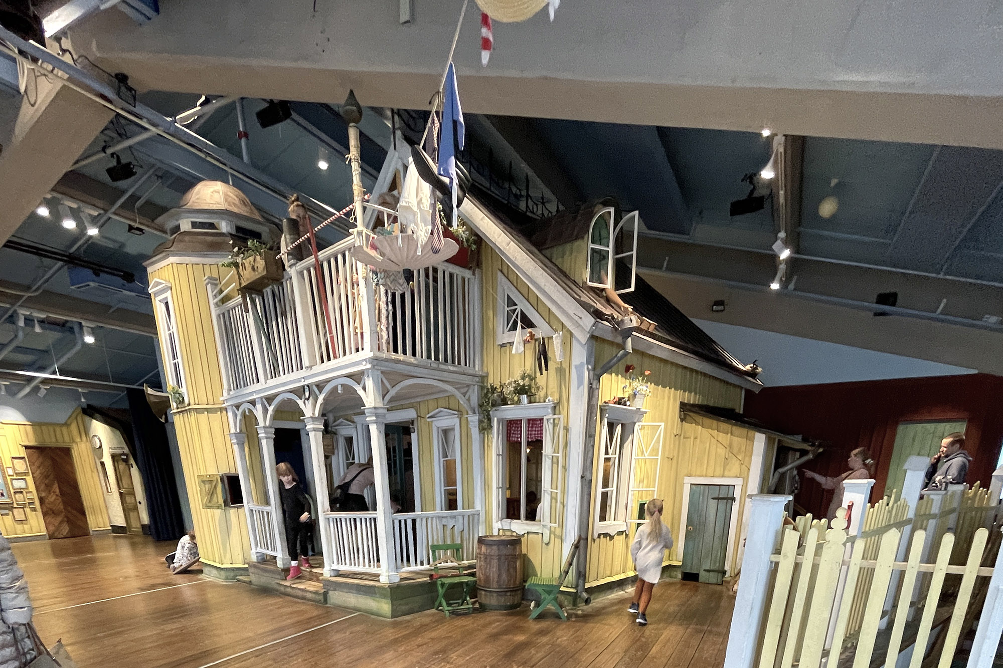 Yksi lasten reissun kohokohtia: Peppi Pitkätossun talo Junibackenissa