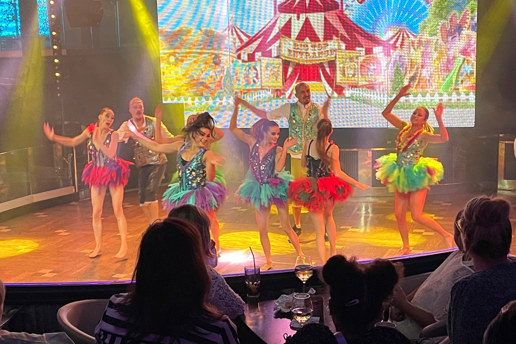 Action Street -tanssiryhmä Silja Symphonyn iltaohjelmassa