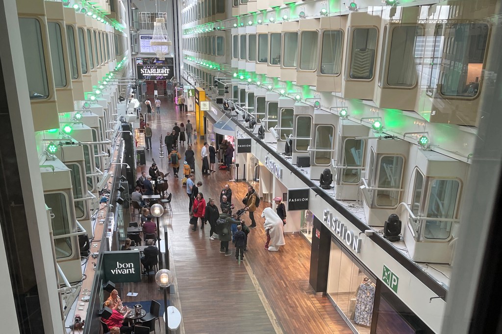 Silja Symphonyn promenade hytin ikkunasta katsottuna