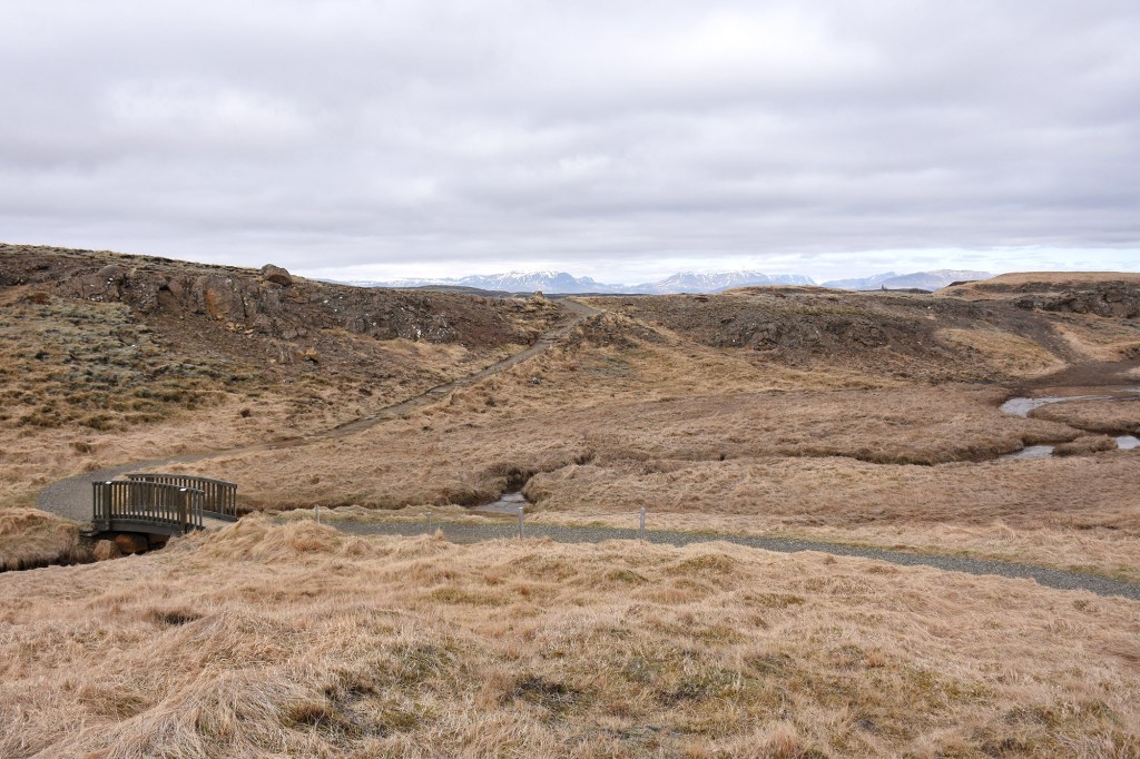 Polku Hrunalaugin kuumalle lähteelle