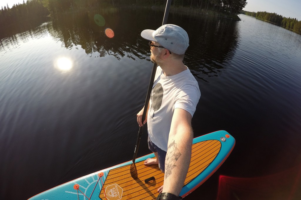 Ilta-auringossa SUP-laudalla