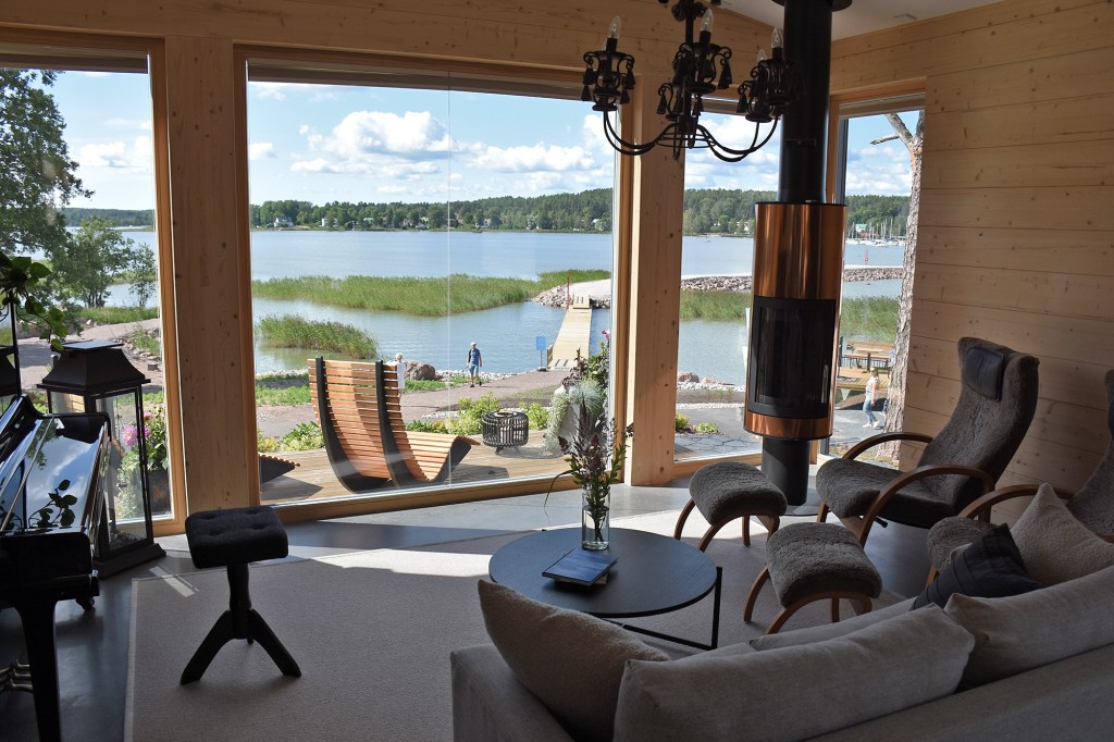 Finnlog Wisdomhouse -kohteen olohuone