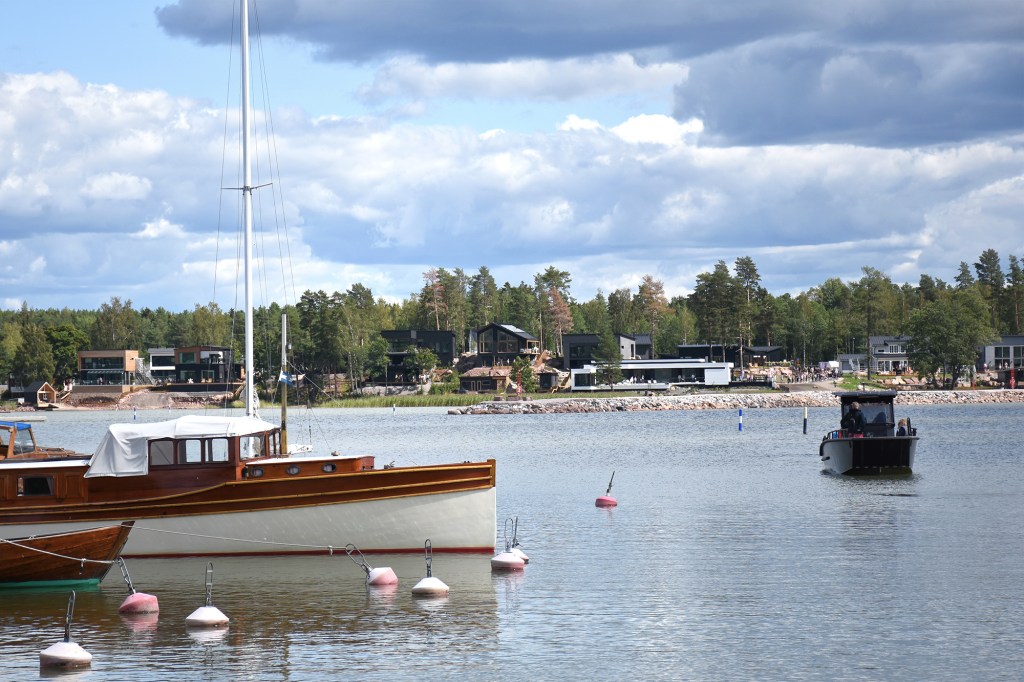 Loviisan Kuningattarenranta vastarannalta kuvattuna
