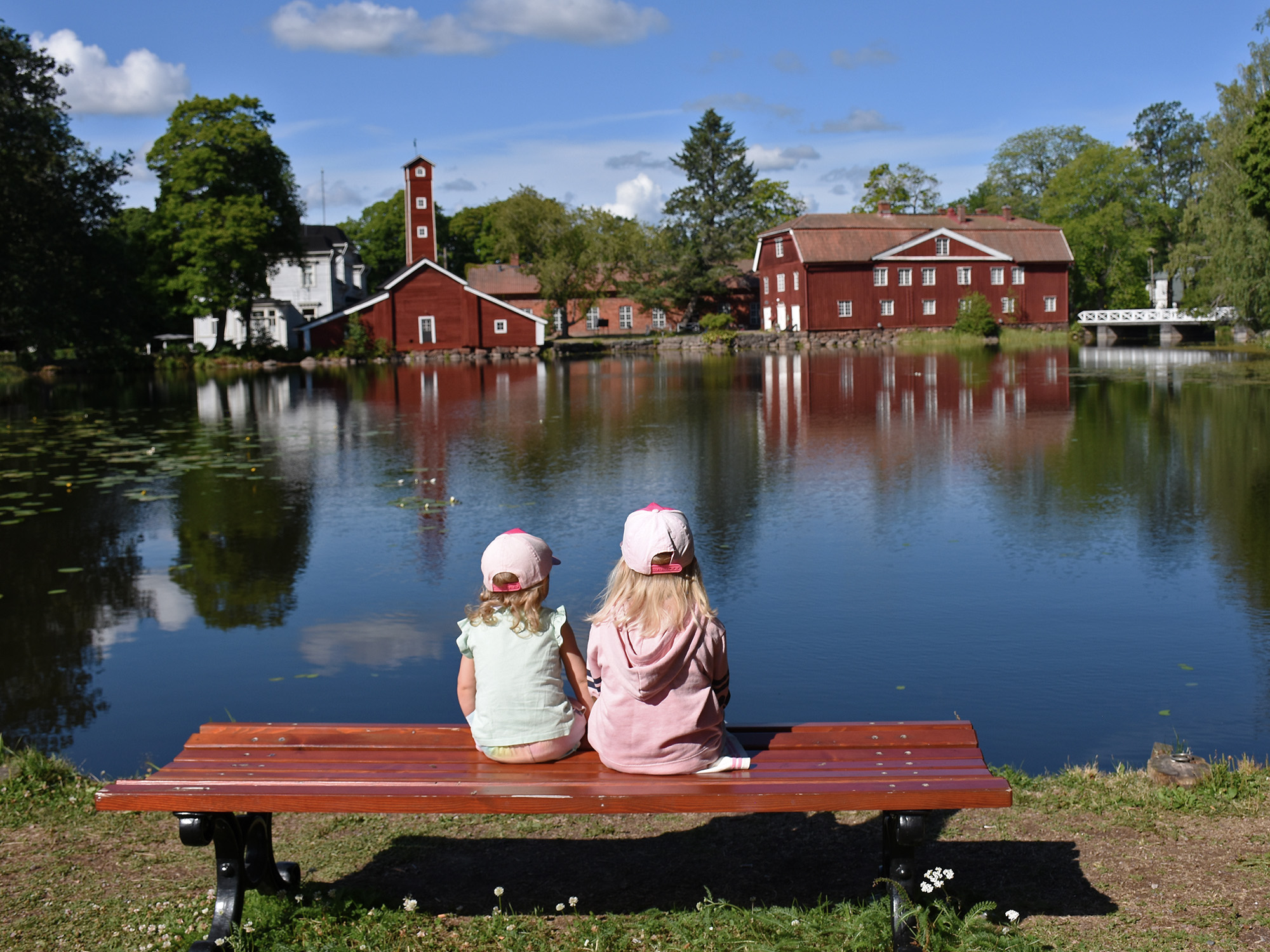 Tytöt Strömforsin ruukin penkillä