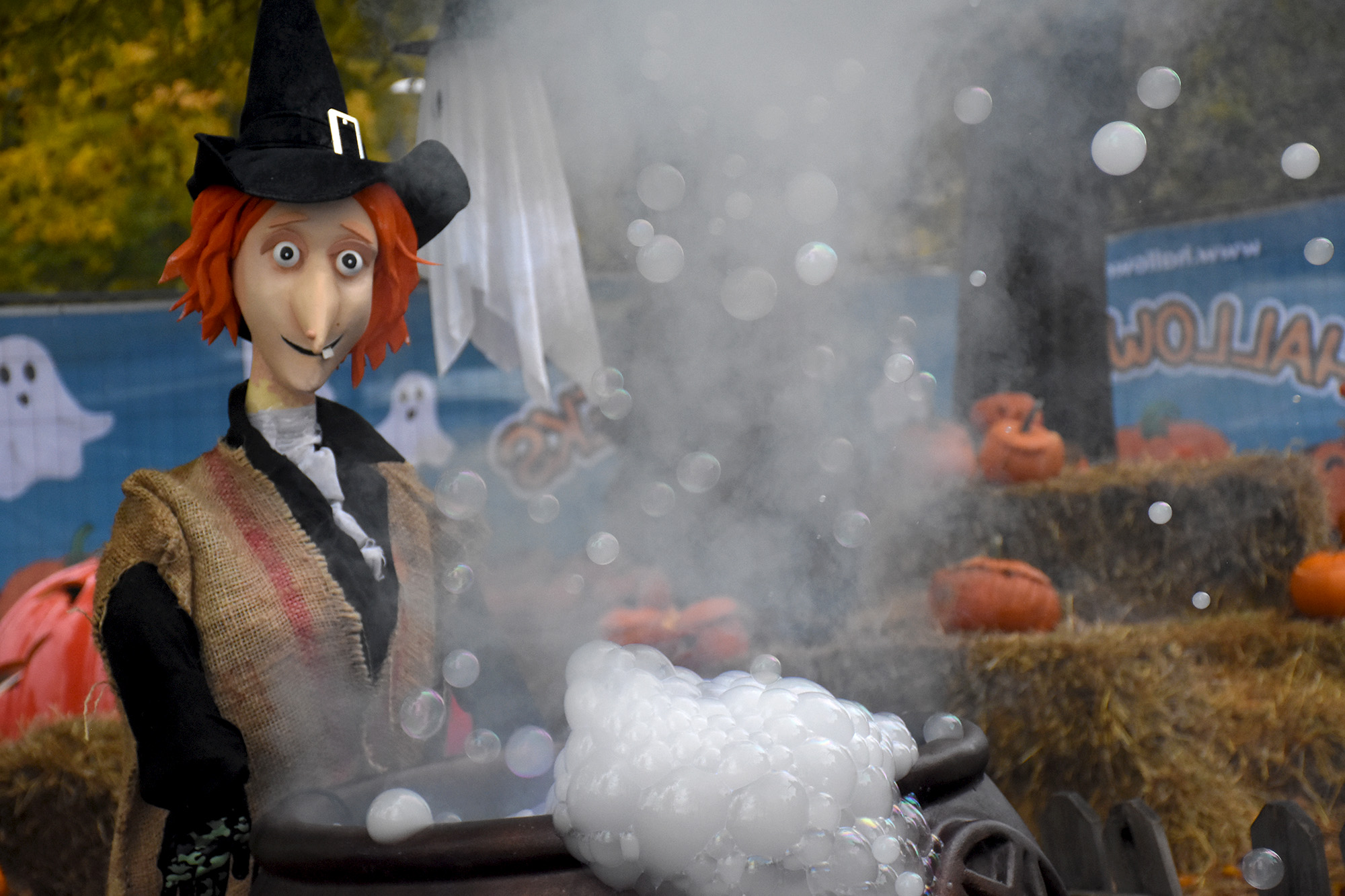 Noita-akka ja savukuplia Halloweeks-tapahtumassa