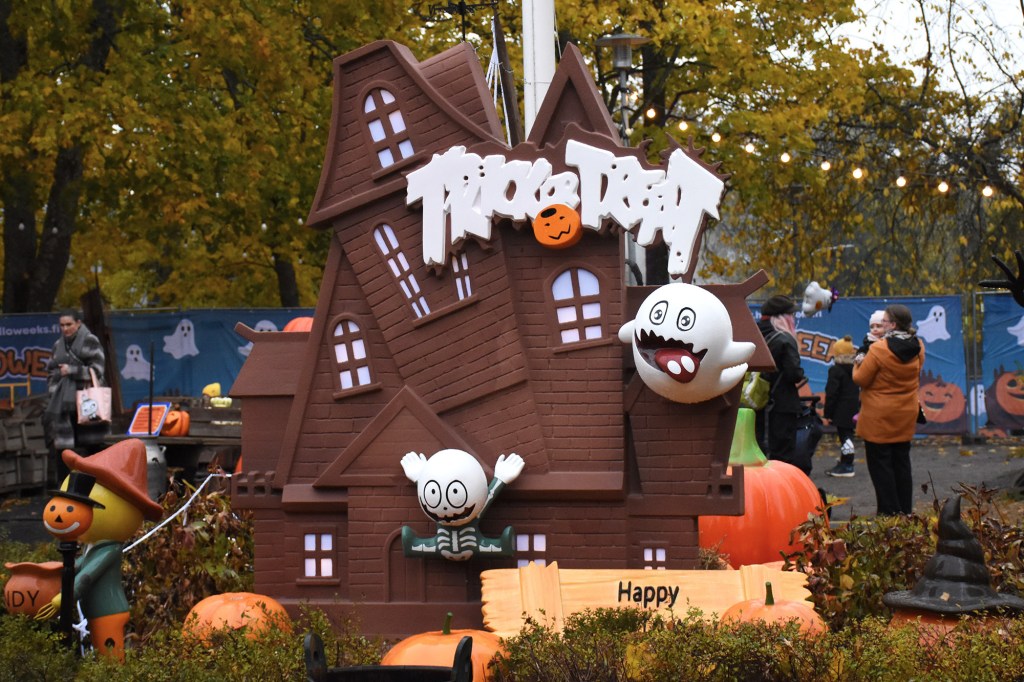 Sisäänkäynnin koristeluita Halloweeks-tapahtumassa