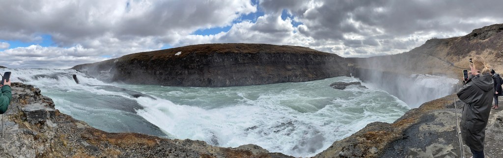 Panoraamakuva Gullfoss-vesiputouksesta