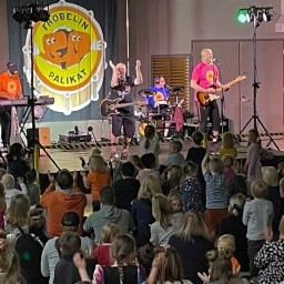 Fröbelin Palikoiden keikalla lasten kanssa