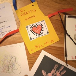 Isänpäivä 2- ja 4-vuotiaiden tyttöjen kanssa