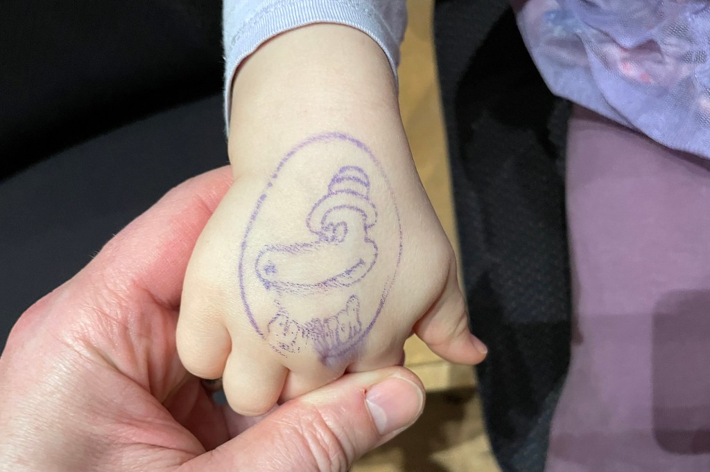 Aarne Alligaattori -konsertissa annettu leima