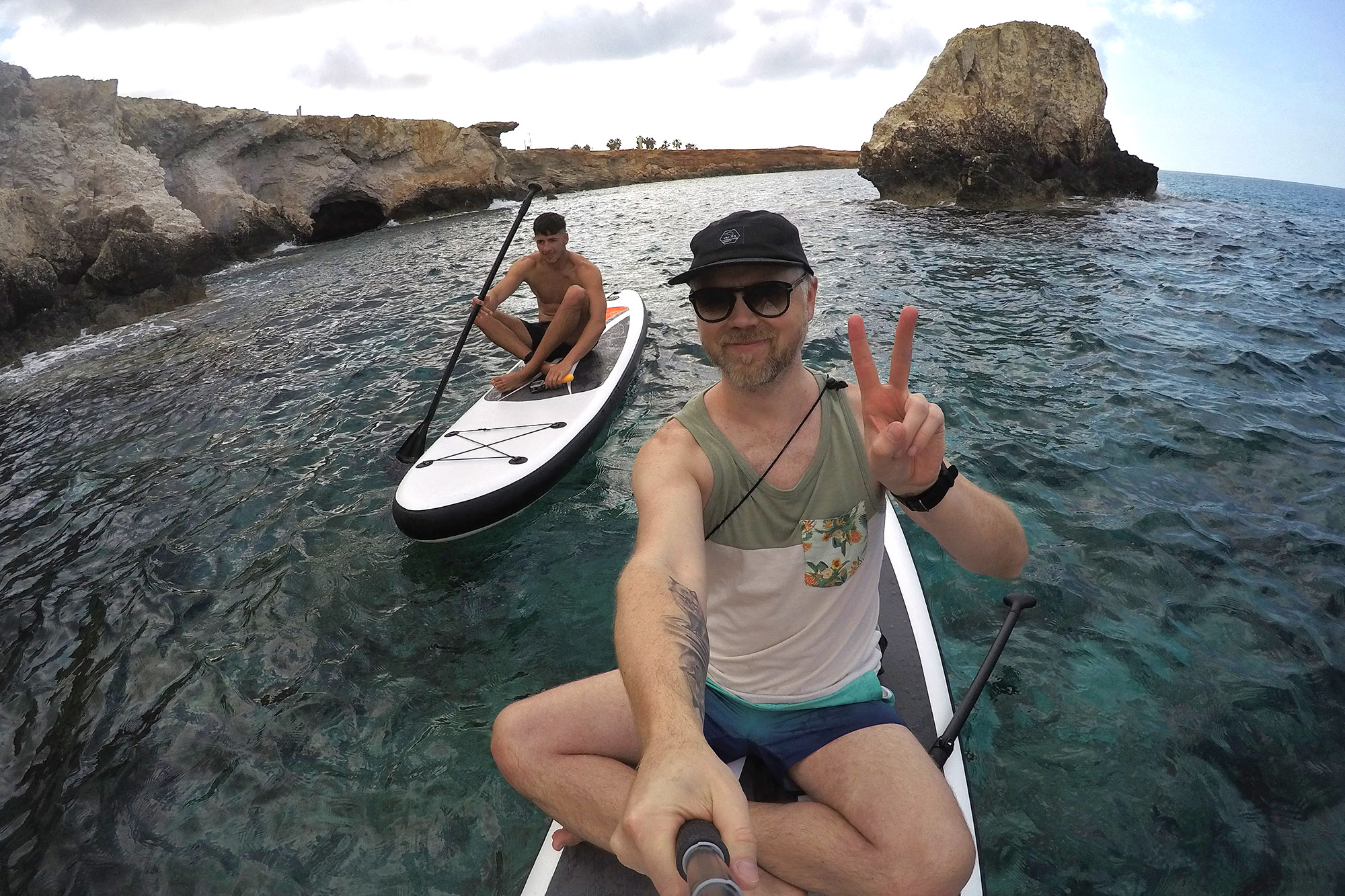 Agia Napan kallioinen ranta SUP-laudalla