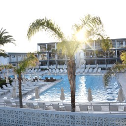 Koko perheen pakettimatka Kyproksen Agía Nápaan