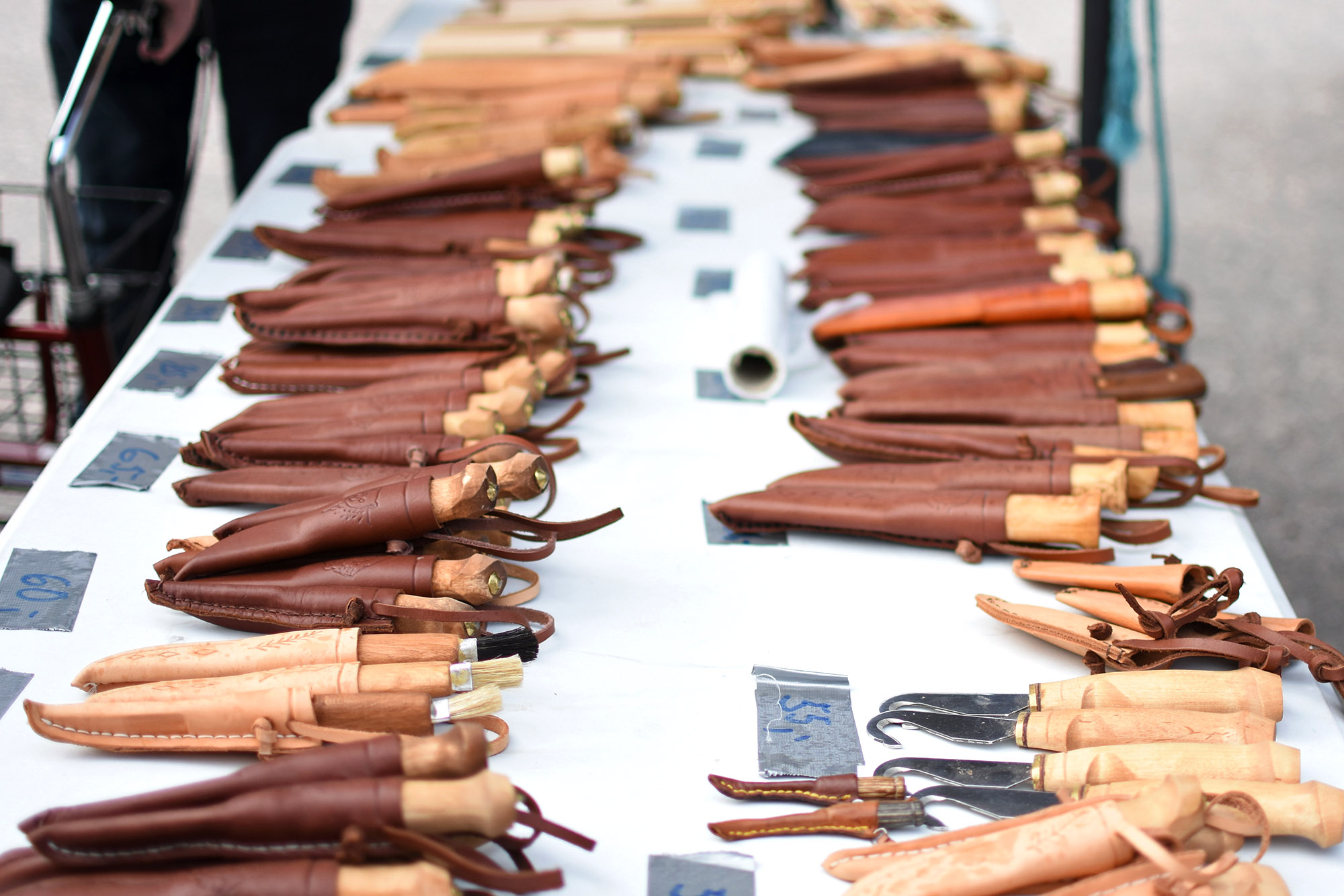 Valikoima puukkoja Heinolan maalaismarkkinoilla