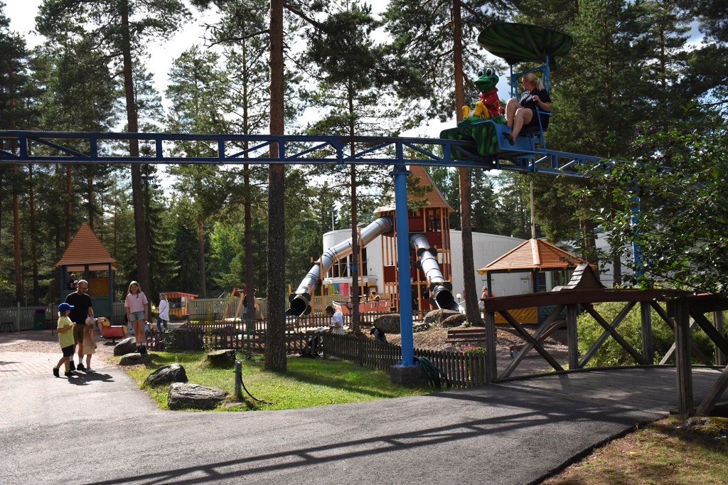 Tykkimäkeä kiertävä Kustirata, taustallaan Leikkimaa