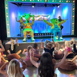 Aurinkoa ja vauhdikasta menoa Lollon & Bernien seurassa – perheloma Agía Nápassa