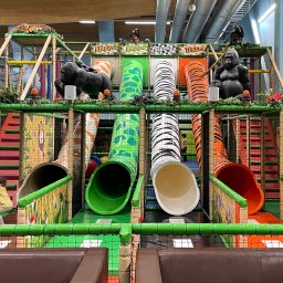 Lasten kaverisynttärit Leo’s Leikkimaassa ja HopLopissa