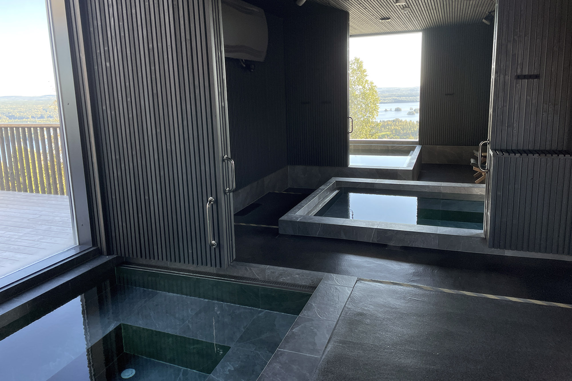 Metsäkylpylä Lähteen lähdevesialtaat