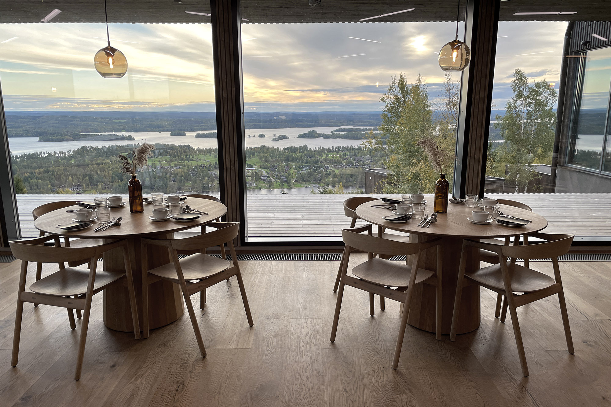 Aamupalalla Tahko Panorama Landscape Hotelin ravintolassa