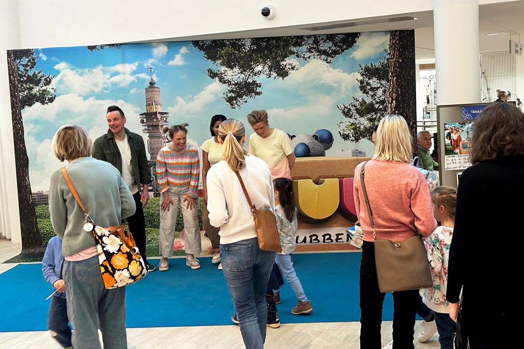 Buu-klubbenin juontajat esityksen jälkeen