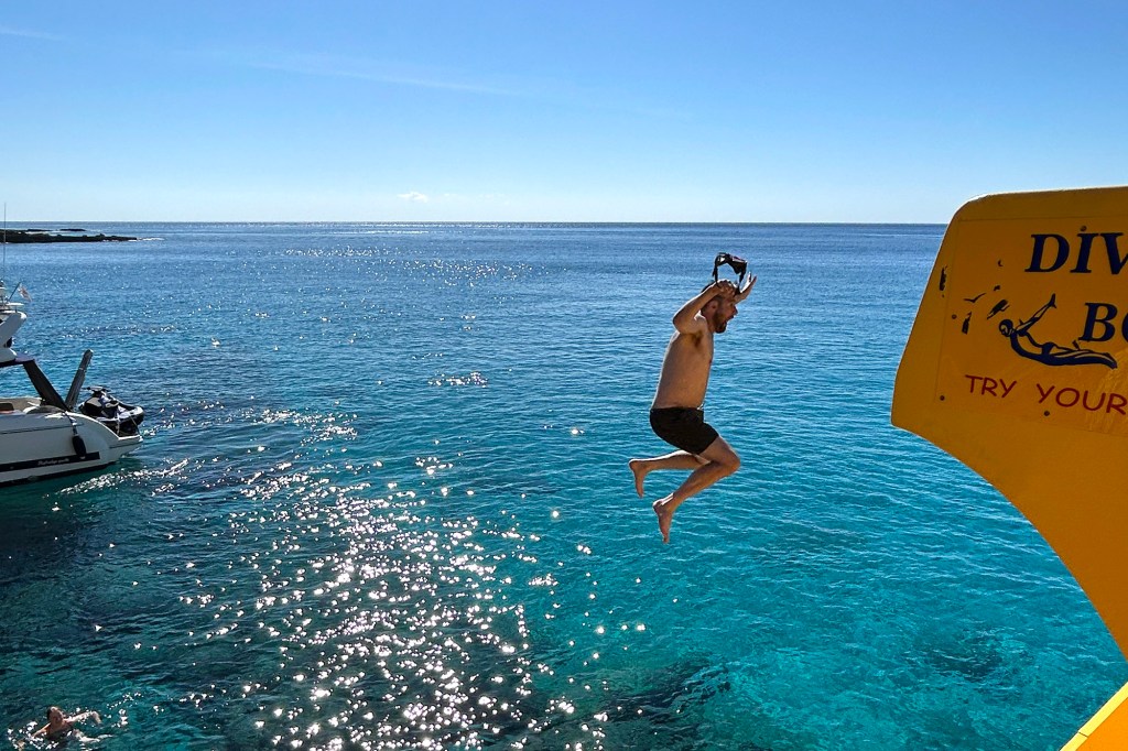 Hyppy Yellow Submarine -aluksen kannelta