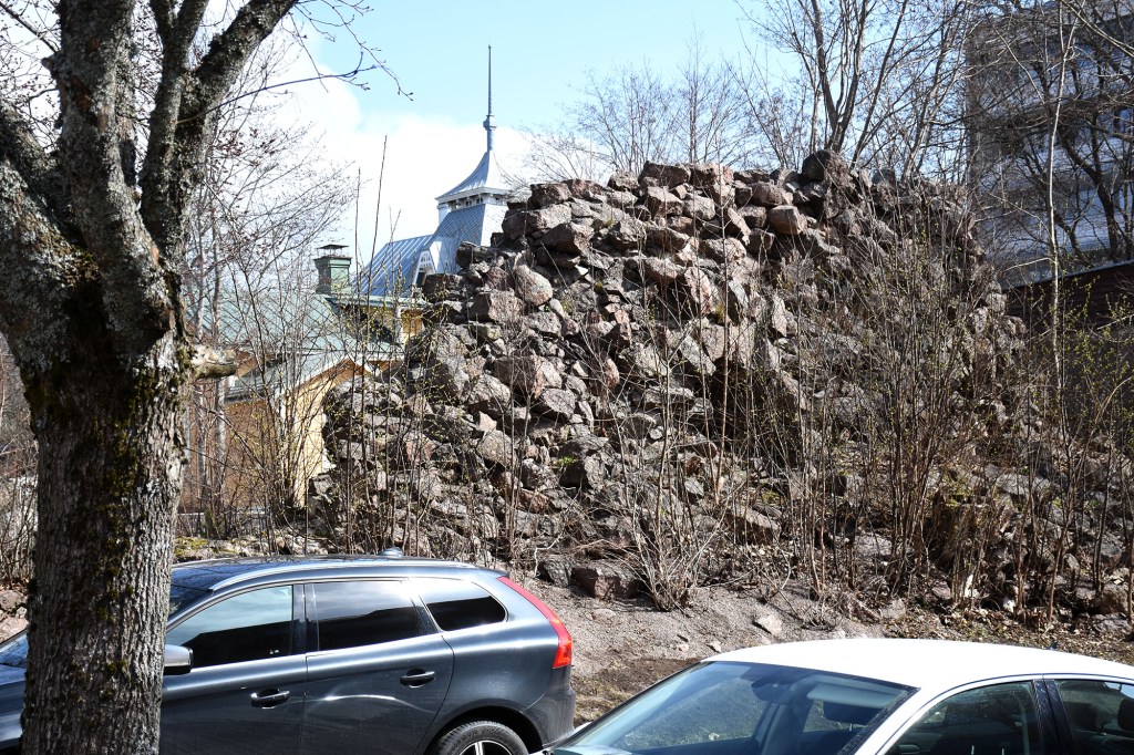 Kurttiinimuurin katkelma Loviisassa