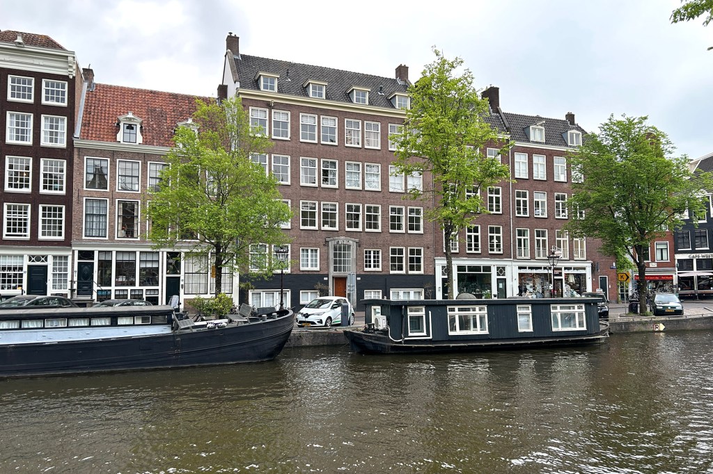 Asuntolaivoja Amsterdamin kanaalissa
